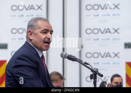 Ramallah. 21 Mar 2021. Il primo ministro palestinese Mohammed Ishtaye ha tenuto un discorso durante una campagna di vaccinazione al Palestine Medical Complex (PMC) nella città di Ramallah, in Cisgiordania, il 21 marzo 2021. Credit: Luay Sababa/Xinhua/Alamy Live News Foto Stock