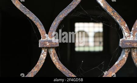 Un primo piano di ragno web sul vecchio arrugginito ringhiere Foto Stock