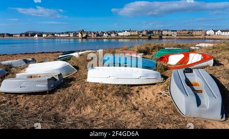 Barche a vela che giacciono su dune di sabbia a Elie, sull'East Neuk di Fife, in Scozia, Regno Unito Foto Stock