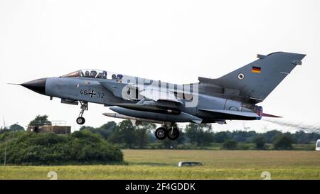 Aereo tedesco Panavia Tornado bombardiere jet decollo da Jagel Airbase. Germania - 13 giugno 2019 Foto Stock