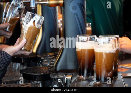 Pinte di Guinness sono serviti in un pub a Dublino, Irlanda - 15 febbraio 2014 Foto Stock