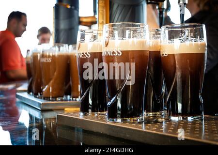 Pinte di Guinness sono serviti in un pub a Dublino, Irlanda - 15 febbraio 2014 Foto Stock