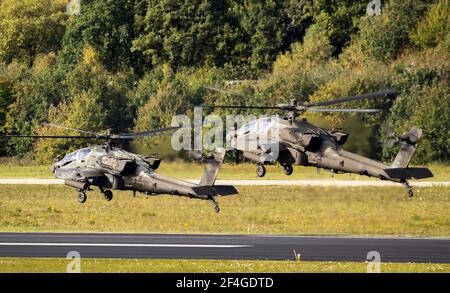 US Army Boeing AH-64E Apache attacchi elicotteri decollo da un aerbase. Paesi Bassi - 27 ottobre 2017. Foto Stock