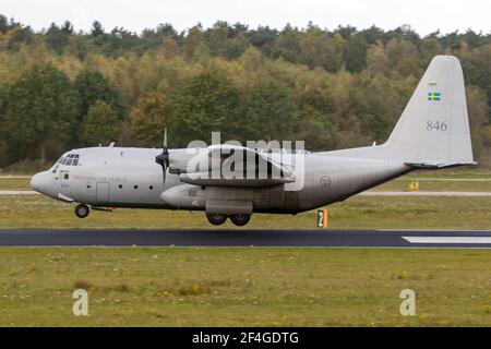 Aereo di trasporto svedese della forza aerea Lockheed C-130H Hercules atterra sulla base aerea di Eindhoven. Paesi Bassi - 27 ottobre 2017 Foto Stock