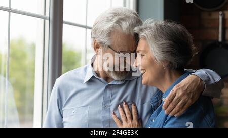 Affettuoso amante coppia in pensione hanno date ridere coccole toccare fronte Foto Stock