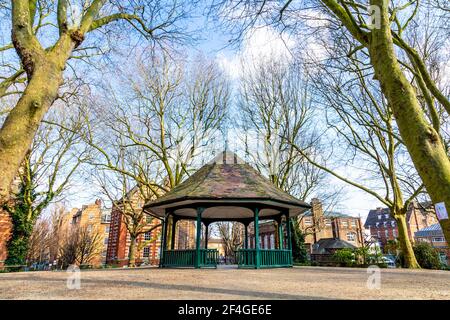 Stand a Arnold Circus presso la Boundary Estate, la prima tenuta del consiglio di Londra, Shoreditch, Londra, Regno Unito Foto Stock