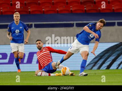 BUDAPEST, UNGHERIA - MARZO 18: Antonio Puertas di Granada CF slide affronta Emil Breivik della FK Molde durante la UEFA Europa League Round del 16 seconda tappa tra Molde e Granada alla Puskas Arena il 18 marzo 2021 a Budapest, Ungheria. Gli stadi sportivi di tutta Europa sono soggetti a rigorose restrizioni a causa del Pandemic di Coronavirus, in quanto le leggi governative in materia di distanziamento sociale vietano i tifosi all'interno dei locali, con conseguente gioco a porte chiuse. Foto Stock