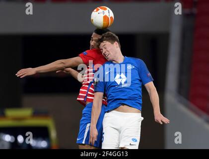 BUDAPEST, UNGHERIA - MARZO 18: Emil Breivik della FK Molde combatte per la palla in aria con Yangel Herrera di Granada CF durante la UEFA Europa League Round di 16 seconda tappa tra Molde e Granada all'Arena Puskas il 18 marzo 2021 a Budapest, Ungheria. Gli stadi sportivi di tutta Europa sono soggetti a rigorose restrizioni a causa del Pandemic di Coronavirus, in quanto le leggi governative in materia di distanziamento sociale vietano i tifosi all'interno dei locali, con conseguente gioco a porte chiuse. Foto Stock