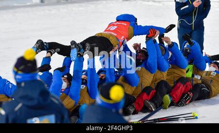 Simon Desshieux (#10) di Francia festeggia la vittoria dell'ultima competizione della stagione con la squadra francese dopo il 15 km di Men Mass Start Competition durante l'evento IBU World Cup Biathlon a Ostersund, Svezia, il 21 marzo 2021.Photo Anders Wiklund / TT / code 10040 *** SWEDEN OUT *** Foto Stock