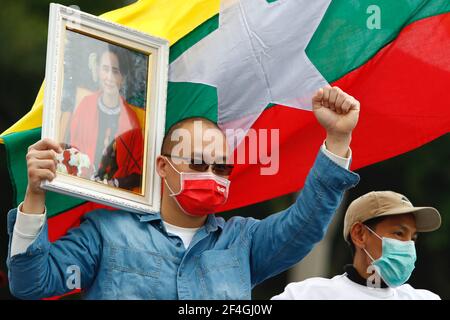 21 marzo 2021, Taipei, Taiwan: Un dimostratore birmano che tiene un ritratto di Aung San Suu Kyi visto durante un'assemblea che commemorava le morti nei crackdown militari in Myanmar e che protestava contro le uccisioni e i colpi di stato in corso, a Liberty Square. Poiché le munizioni vive e le forze mortali sono state applicate alle dispersioni e agli arresti dei manifestanti, le vittime in Myanmar si sono arrampicate da quando il colpo di stato è scoppiato all'inizio di febbraio, con i supporti e le pressioni internazionali, inclusi gli Stati Uniti, Singapore chiede di porre fine alla brutalità e di cercare stanze per lo scioglimento. (Immagine di credito: © Daniel Foto Stock