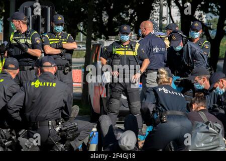 Gruppo di polizia uomini che arrestano Demonstrator ad Amsterdam Paesi Bassi 21-9-2019 Foto Stock