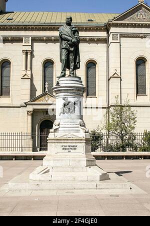 Zagabria, Croazia, Republika Hrvatska. La Cattedrale ortodossa, dedicata alla Trasfigurazione di Gesù, fu costruita nel 1866 su progetto dell'architetto croato Franjo Klein. Fu restaurata nel 1883-1884 dall'architetto Herman Bollé. Il campanile fu costruito nel 1899, mentre la facciata fu completamente modificata nel 1913-1914. La statua del poeta, scrittore e generale militare di Petar Preradovic nell'esercito austro-ungarico (nato nel 1818, morto nel 1872) si trova in piazza Petar Preradovic. Foto Stock