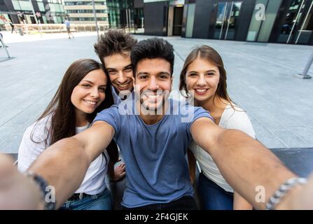 Gruppo di amici prendendo un selfie picture insieme Foto Stock