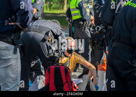 Gruppo di polizia uomini che arrestano Demonstrator ad Amsterdam Paesi Bassi 21-9-2019 Foto Stock