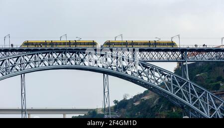Tram che corre sul ponte Dom Luís i, Porto, Portogallo, Foto Stock
