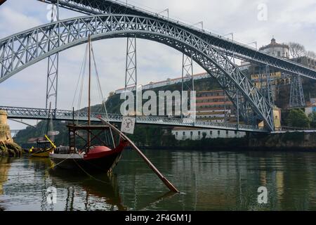 Fiume Douro con le tradizionali barche di rabelo in primo piano e il ponte Dom Luis i sullo sfondo. Porto, Portogallo. Foto Stock