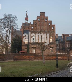 Repubblica Ceca, Praga, 23 febbraio 2021: Vista della costruzione dell'Ospedale di maternità Apolinar da via Apolinarska. Una facciata in mattoni rossi neogotici Foto Stock