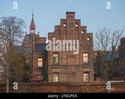 Repubblica Ceca, Praga, 23 febbraio 2021: Vista della costruzione dell'Ospedale di maternità Apolinar da via Apolinarska. Una facciata in mattoni rossi neogotici Foto Stock