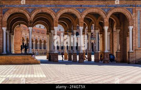 Turisti che indossano maschere e guardano un ballerino di flamenco in Plaza de España. Crisi del Covid-19. Foto Stock