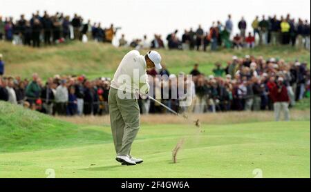 Tiger Woods colpisce il suo 2 ° colpo sul 5 ° foro Luglio 1999 al British Open Golf Championship a Carnoustie Foto Stock