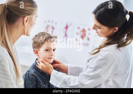 Ragazzo piccolo che ha un esame medico da pediatra Foto Stock