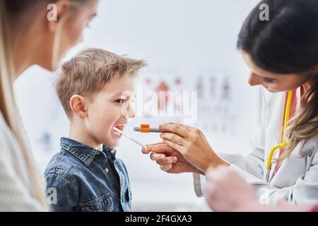 Ragazzo piccolo che ha un esame medico da pediatra Foto Stock