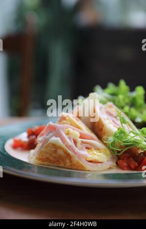 Colazione burritos prosciutto e uova con insalata in stile vintage Foto Stock