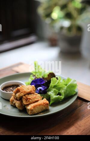 Vegan food antipasto giapponese tofu fritto su legno sfondo annata stile Foto Stock