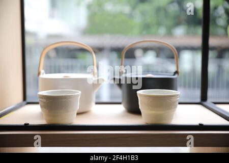 Tazza giapponese su sfondo di legno Foto Stock