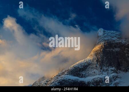 Primo inverno mattina luce a Romsdalen, Rauma kommune, Møre og Romsdal, Norvegia. Il picco a destra è Semletind. Foto Stock