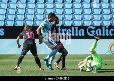 Ivan Villar di Celta de Vigo ferma la palla durante il campionato spagnolo la Liga partita di calcio tra Celta de Vigo e Real Madrid il 20 marzo 2021 allo stadio Balaidos di Vigo, Pontevedra, Spagna - Foto Irina R Hipolito / Spagna DPPI / DPPI / LiveMedia Foto Stock