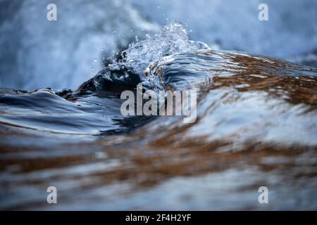 Il concetto di acqua - acqua di un fiume che scorre con riflettente la luce della sua superficie Foto Stock