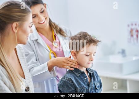 Ragazzo piccolo che ha un esame medico da pediatra Foto Stock