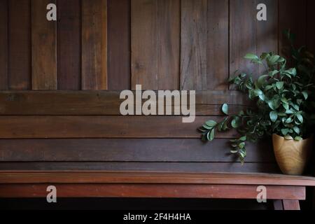 Caffetteria giapponese in legno con tavolo e sedie Foto Stock