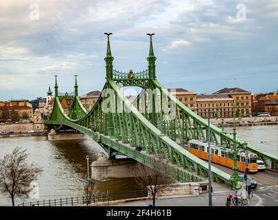 Budapest, Ungheria, 19 marzo 2019: Ponte della libertà sul Danubio a Budapest, Ungheria, e un tram sul ponte Foto Stock