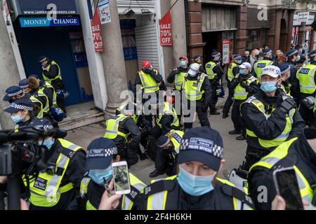 La polizia arresta l'uomo durante la protesta contro il blocco a Londra, Regno Unito. 20/03/21 Foto Stock