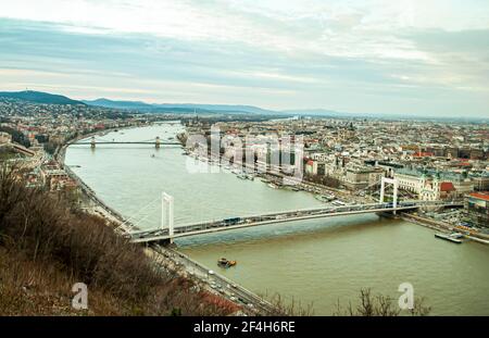 Budapest, Ungheria, 19 marzo 2019: Fiume Danubio a Budapest in primavera, vista dalla montagna dalla piattaforma di osservazione nella Cittadella, Ungheria, sprin Foto Stock