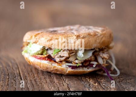 primo piano di doener kebap su legno Foto Stock