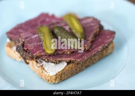 pane tostato con pastrami su pane tostato di segale Foto Stock