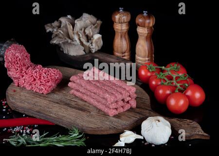 Turco Tekirdag o ikarel Kofte. Polpette di manzo crudo fatte con vari piccanti fatti in casa, kofta kofta di manzo crudo, su terra nera. Foto Stock