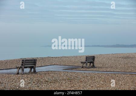 Panchine vista sulla spiaggia con vista sul mare. Foto Stock