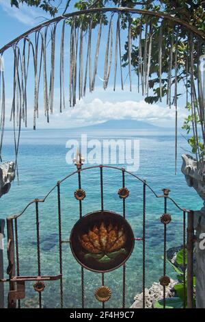 Das Kloster pura Menjangan auf der gleichnamigen Insel beim Bali Barat Nationalpark Foto Stock