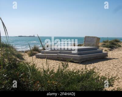 Punto panoramico chiamato 'Tempio di Ercole' situato a Chiclana de la Frontera, vicino alla spiaggia di la Barrosa, da dove si può vedere il castello di Sancti Petri Foto Stock