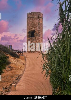 'Torre del Puerco', una vecchia torre di guardia situata a Chiclana de la Frontera, Cádiz, Andalusia, Spagna Foto Stock