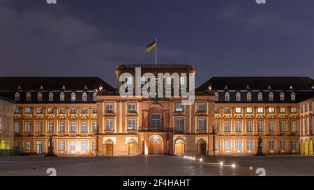 Il palazzo barocco è un importante edificio a Mannheim. Parte di esso è utilizzato dall'Università di Mannheim. Foto Stock