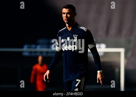 Torino, Italia. 21 Mar 2021. Cristiano Ronaldo della Juventus FC durante la Serie UNA partita di calcio tra Juventus FC e Benevento Calcio. Gli stadi sportivi di tutta Italia restano soggetti a rigorose restrizioni a causa del Coronavirus Pandemic, in quanto le leggi governative in materia di distanziamento sociale vietano i tifosi all'interno dei locali, con conseguente gioco a porte chiuse. Benevento ha vinto Juventus FC 0-1 (Photo by Alberto Gandolfo/Pacific Press) Credit: Pacific Press Media Production Corp./Alamy Live News Foto Stock