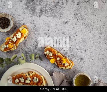 Vista dall'alto appetitosi toast freschi con marmellata e formaggio di capra servita su piatti e tavoli in marmo Foto Stock