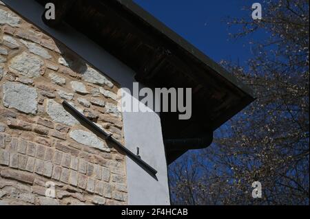 Home bulloni retrofit utilizzati su una casa di campagna per sismico prevenzione Foto Stock