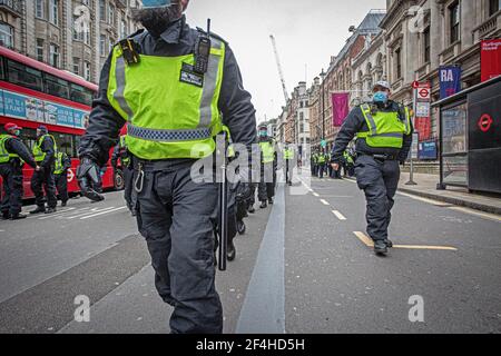 Londra, Regno Unito. 20 Marzo 2021. Gli agenti di polizia pattugliano la strada durante il World Wide Rally for Freedom. Attivisti e persone hanno tenuto una nuova dimostrazione Foto Stock