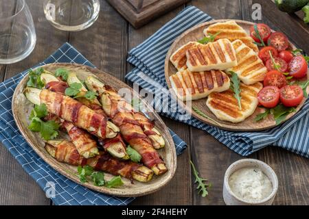 Patate fritte grigliate di zucchine avvolte in una pancetta Foto Stock